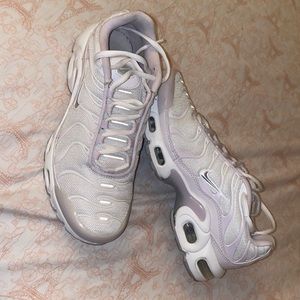 Nike shoes for women. worn twice, lavender color and great condition. size 5.5